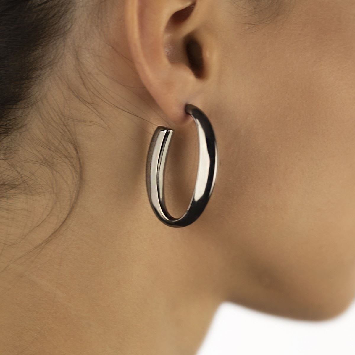 Oval earrings in ruthenium silver, triangular section, length 40mm