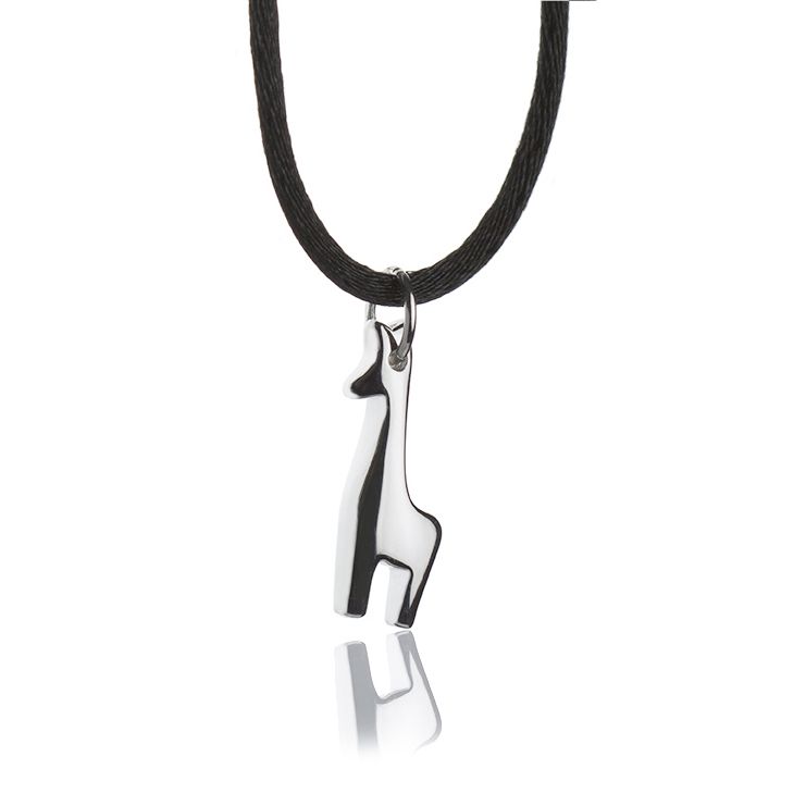Collana con pendente in argento giraffa