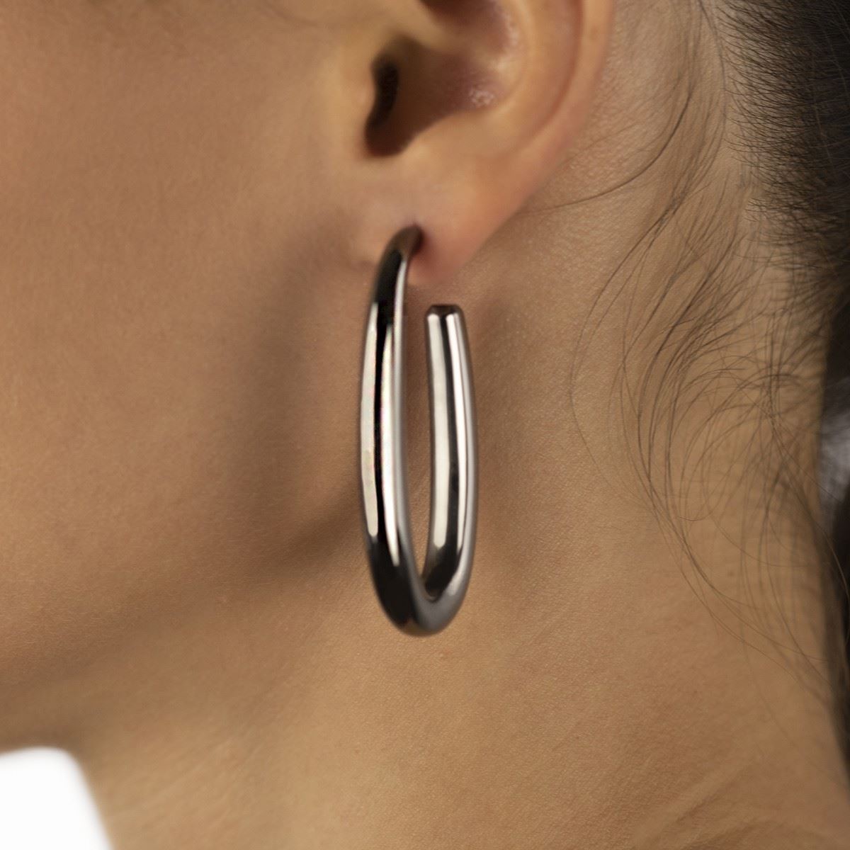 Oval earrings in ruthenium silver, round section, length 50mm