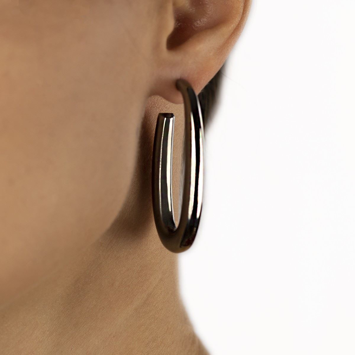Oval earrings in ruthenium silver, round section, length 50mm