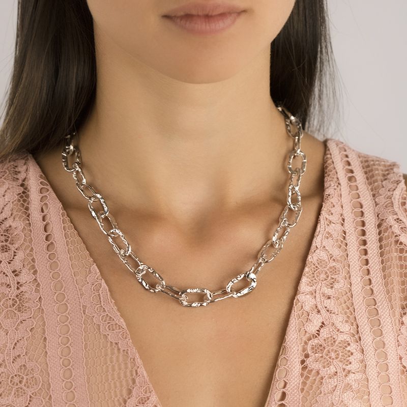 Collana corta a catena martellata in argento con maglie rettangolari