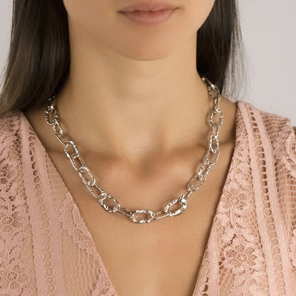 Collana corta a catena martellata in argento con maglie rettangolari