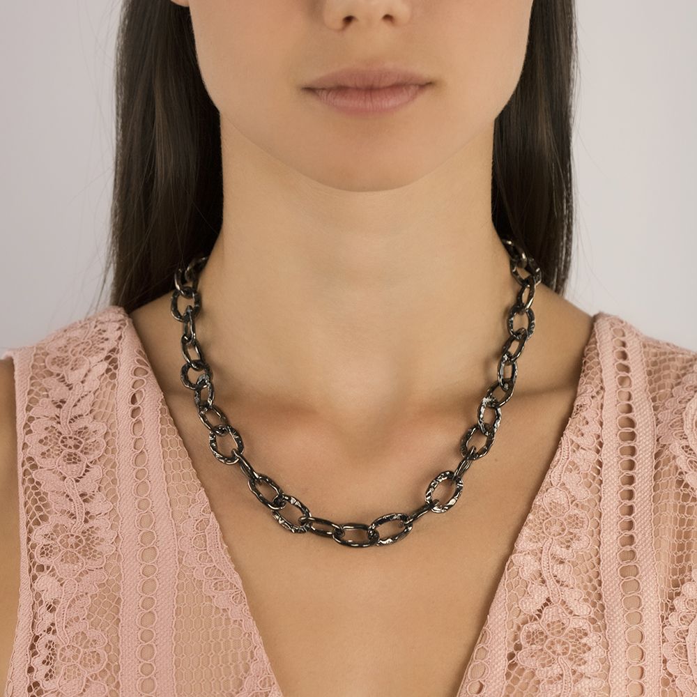 Collana corta a catena martellata in argento rutenio con maglie ovali