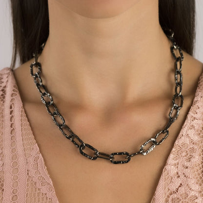 Collana corta a catena martellata in argento rutenio con maglie rettangolari
