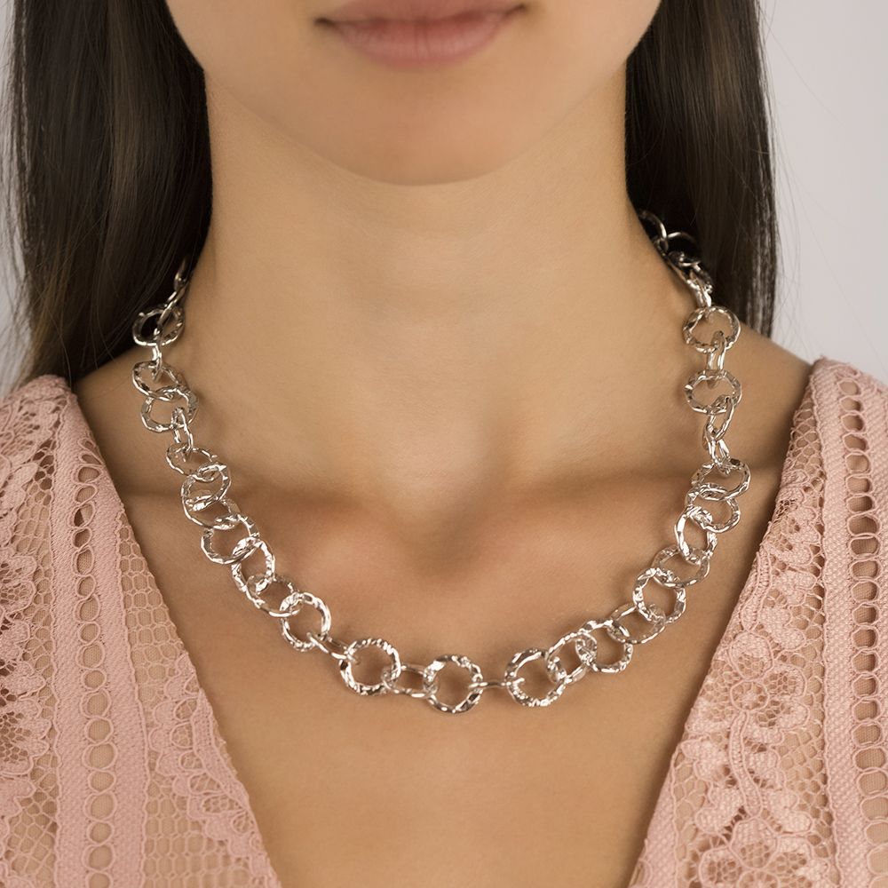 Collana corta a catena martellata in argento con maglie rotonde