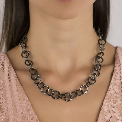 Collana a catena corta in argento rutenio martellata con maglie rotonde