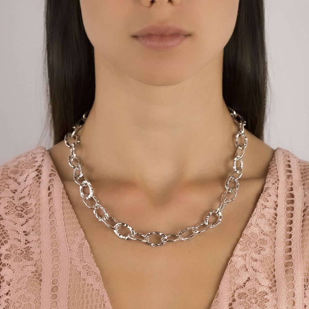 Collana a catena in argento martellata corta con maglie ovali