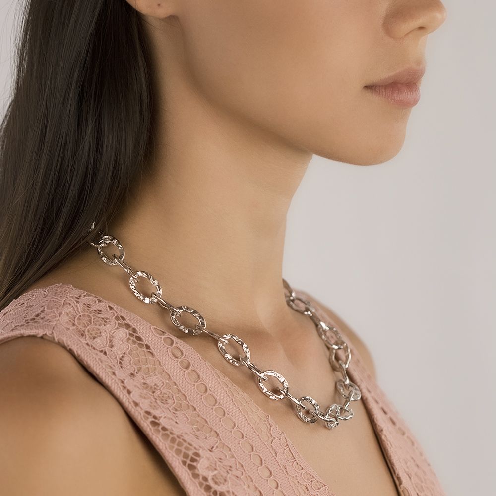 Collana a catena in argento martellata corta con maglie ovali