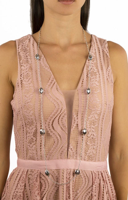 Collana in argento lunga con elementi incisi