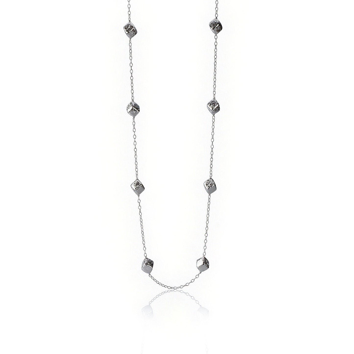 Collana in argento lunga elementi rombi incisi