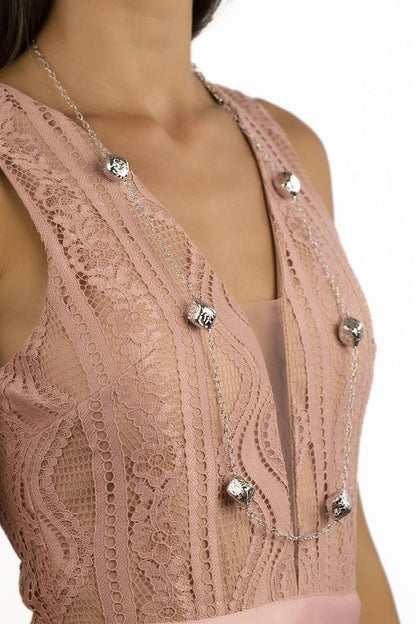 Collana in argento lunga elementi rombi incisi