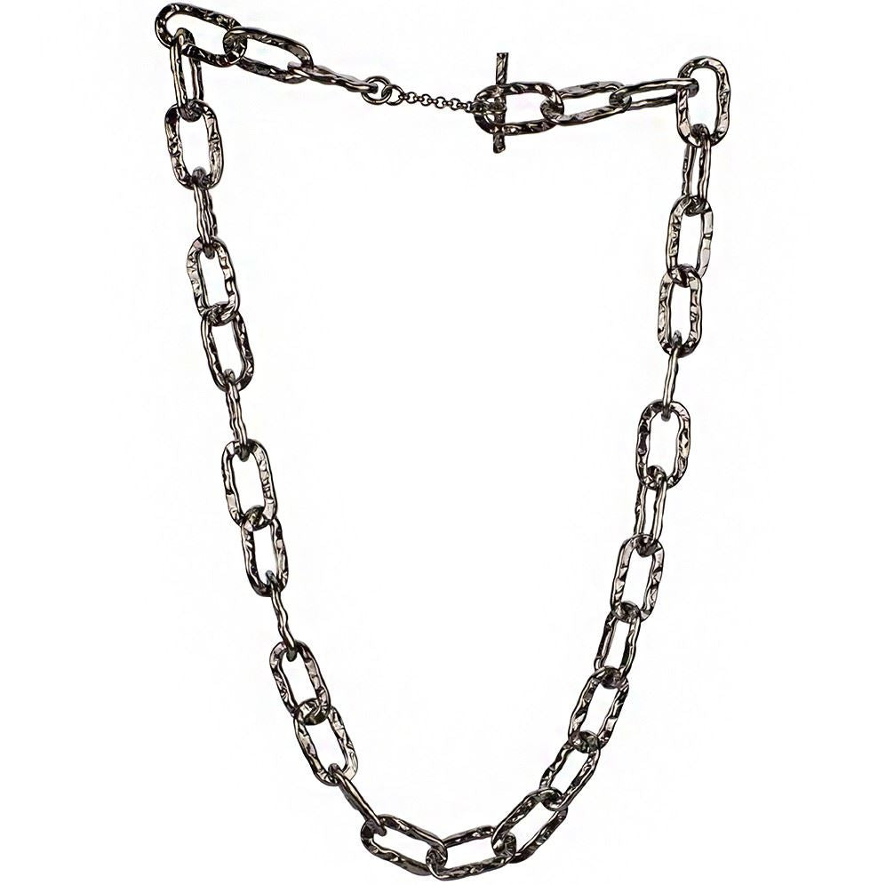 Collana corta a catena martellata in argento rutenio con maglie rettangolari