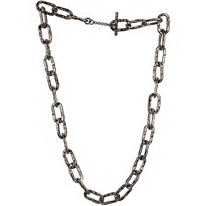 Collana corta a catena martellata in argento rutenio con maglie rettangolari