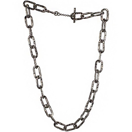 Collana corta a catena martellata in argento rutenio con maglie rettangolari