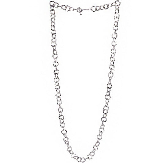 Collana lunga a catena martellata in argento con maglie rotonde