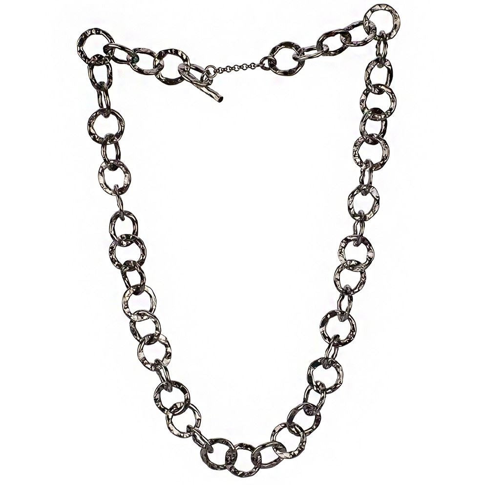 Collana a catena corta in argento rutenio martellata con maglie rotonde