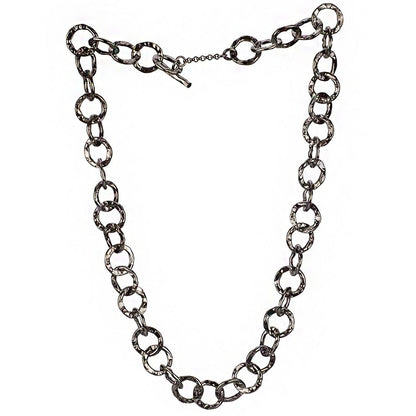 Collana a catena corta in argento rutenio martellata con maglie rotonde