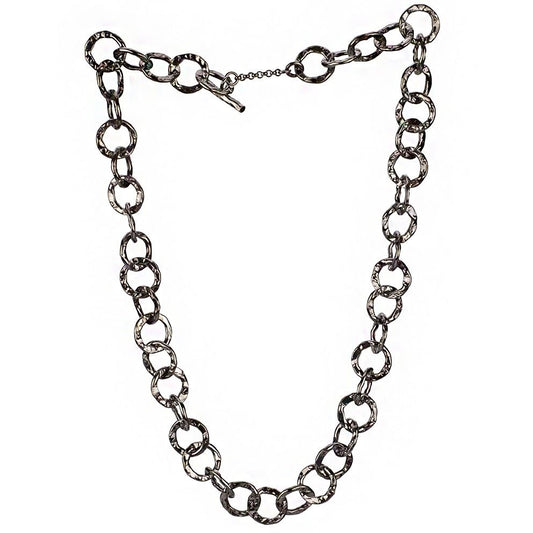 Collana a catena corta in argento rutenio martellata con maglie rotonde